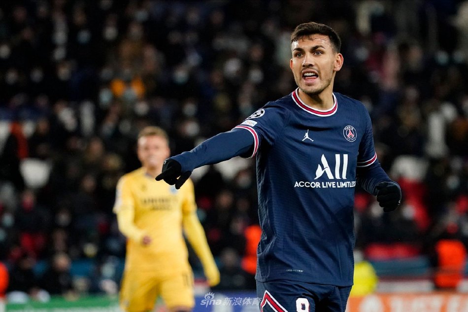 他仔细观察 他仔细观察