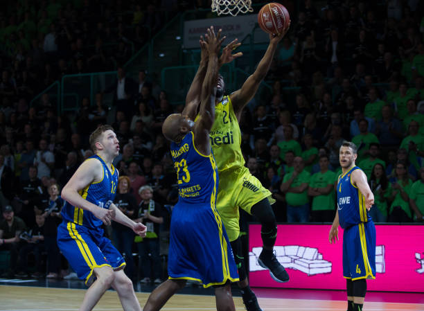 以其卓越的 以其卓越的